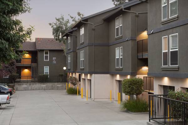 $2,402 / 1br - 623ft2 - Move in October, 623 sqft on bottom floor and renovated! with balcony (fremont / union city / newark)63664219825281120
