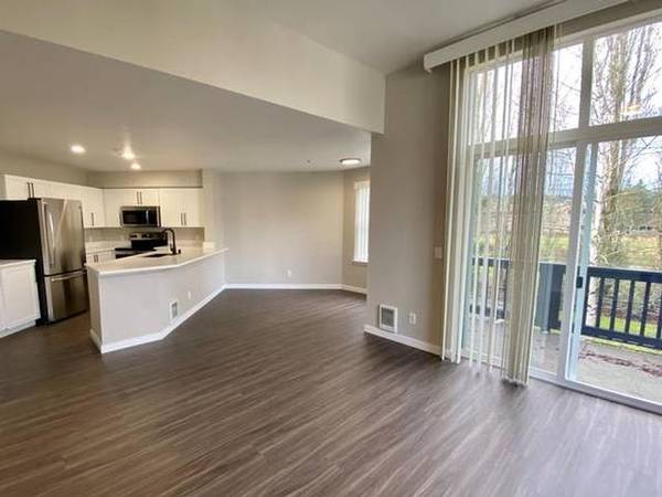 $3,619 / 2br - 1393ft2 - Sala de residentes, ventanas extragrandes, cocina al aire libre y área de parrilla (Redmond)63852483189891121