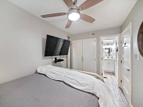 $60 / 1br - BALCONY VIEWS OF THE BEACH FOR SUNRISES AND SUNSETS (Galveston)63611864936833123