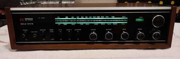 Receptor Hitachi AM/FM de principios de la década de 1970 - $100 (Sandwich)63471434687233121