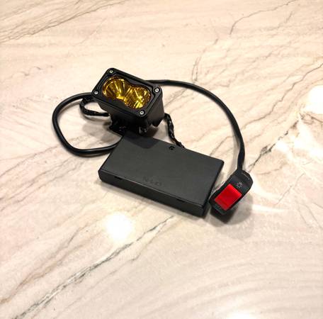 Battery powered yellow baja style light 1