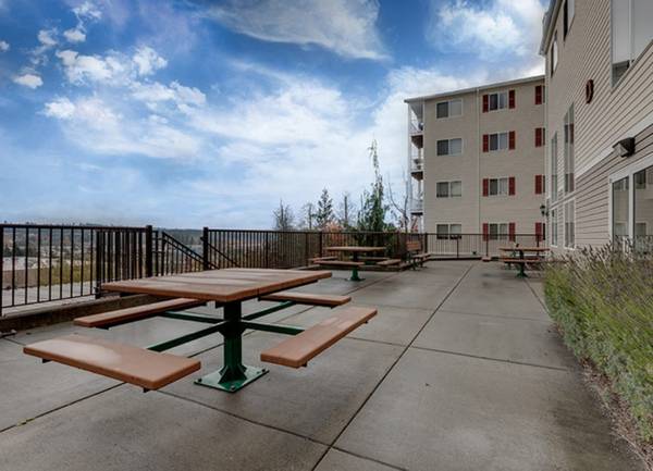 $1,543 / 2br - Piscina cubierta y bañera de hidromasaje, acceso para sillas de ruedas, patio interior (3291 NW Mt Vintage Way, Silverdale, WA)63786780284417123
