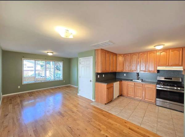 $3,200 / 3br - 1500ft2 - 3 bedrooms 2 baths fully renovated plus parking and backyard basement (Staten Island)63854384145155121