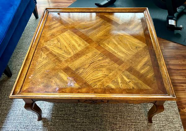 Solid Wood Coffee Table – Elegant Vintage Style 1