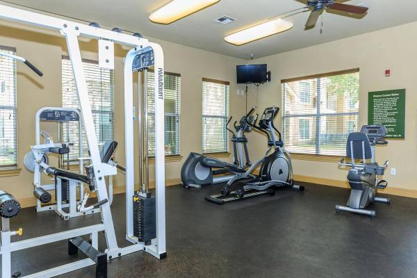 $1,292 / 2br - 954ft2 - Relax & Recharge at Your Cozy Patio or Balcony63832138471683124
