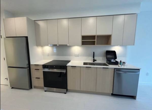 A 1,000 ft² three-bedroom in Surrey, asking $2,100 a month. The listing mentions den and 2 bathrooms. It leaves 5 obvious questions unanswered, starting with: are pets allowed?