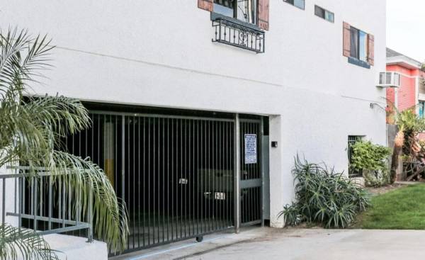 $2,050 / 1br - Carport, Courtyard, Vinyl Flooring (Santa ana)63818728193539122