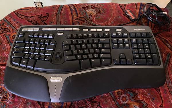 Microsoft Natural Ergonomic Keyboard 4000 with Wire 1