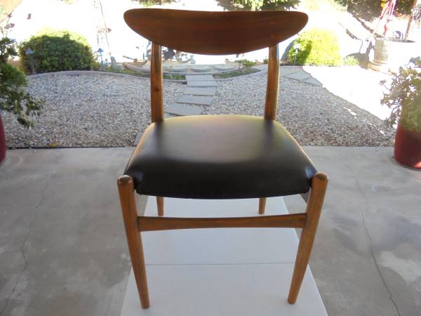 Mid Century Modern Chair. 1