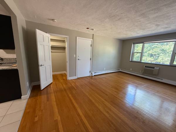 $2,200 / 999ft2 - **NEWTON-AUBURNDALE PET-FRIENDLY WITH PARKING & STEPS TO GREEN LINE! (Newton)63699469372545120