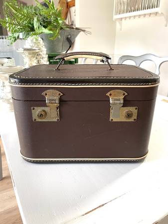 Vintage Train Case 1