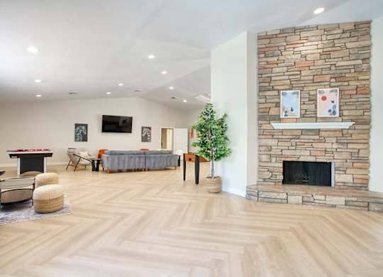 $925 / 1br - 700ft2 - NEW AMENITIES, 4 POOLS, 1ST & 2ND FLOOR. IN UNIT W/D, COVERED PARKING63623875267203124