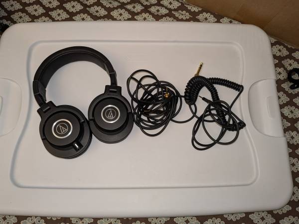Audio-Technica ATH-M40x Professional Studio Monitor Headphone 1