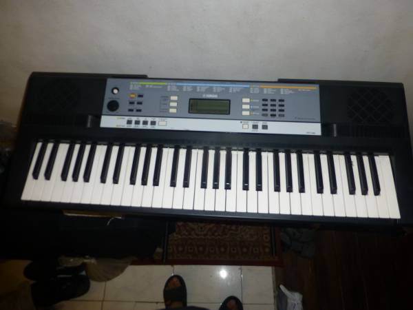 for sale keyboard yamaha teach you how to play all song + stand 1