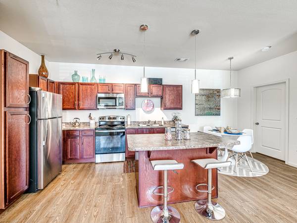 $1,320 / 2br - 1165ft2 - Techos de 9', Barra de Desayuno con Isla, Microondas Empotrado63806171017345121