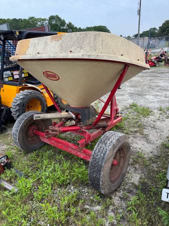 ¡¡Vicon, esparcidor que se arrastra tras el tractor!! - $300 (Loganville)63470457945985122