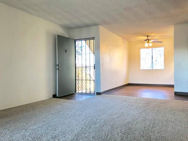$1,715 / 1br - ¡Summit Creek! 1x1 en el piso de arriba! Piscina, parrilla y lavandería en el lugar! (Lakeside)63663854003971122