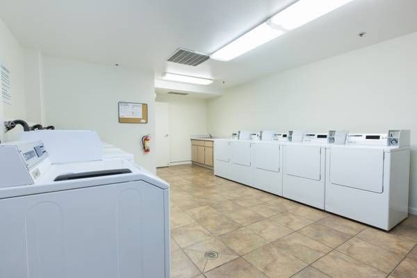 $1,050 / 1br - 650ft2 - Room with a View! No neighbors below (san leandro)63682870405507122