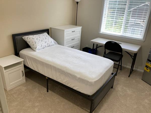 Habitación esquinera de $800 con estacionamiento asignado (Habitación 5) (SE Kenmore)63870756471171120