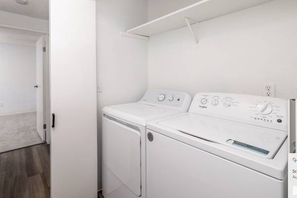 $1,895 / 1br - 700ft2 - Comfortable convenience at Garden Pointe! Washer & Dryer in unit (Seattle)64031312377731123