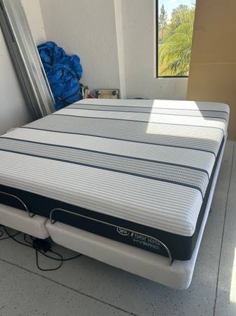 King Adjustable bed with pristine Serta Hybrid Mattress only 6 months 1