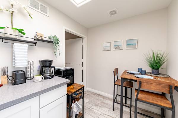 1BR Suite w/ Smart TV, Kitchenette near Disneyland 1