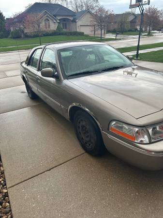 Low Mileage - 2005 Mercury Grand Marquis - $2,000 (Mokena)63618897367041120