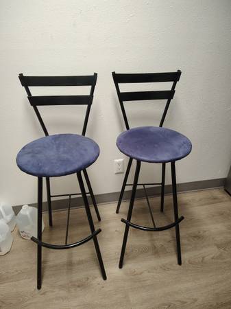 2 bar stools 1