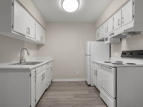 $1,825 / 2br - 844ft2 - Patrulla nocturna, cancha multiactividades, garaje (Granada Villas)63869889516931123