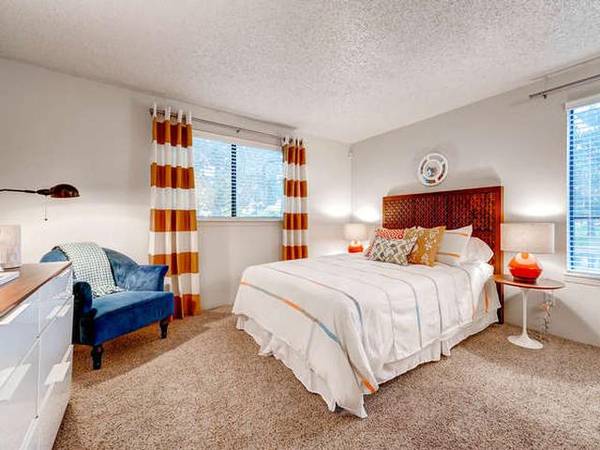 $1,452 / 1br - 672ft2 - Experience the Ultimate in Comfort, Convenience (Parking lot with carports available.)63973503447939121