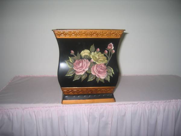 Charming Waste Paper Box for the Lady's Bedroom or Den 1