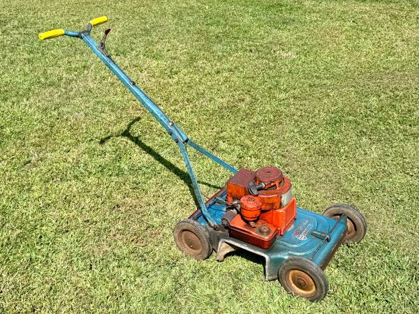 Antique Bluegrass Belknap Hardware 18 in. Push Lawn Mower 1
