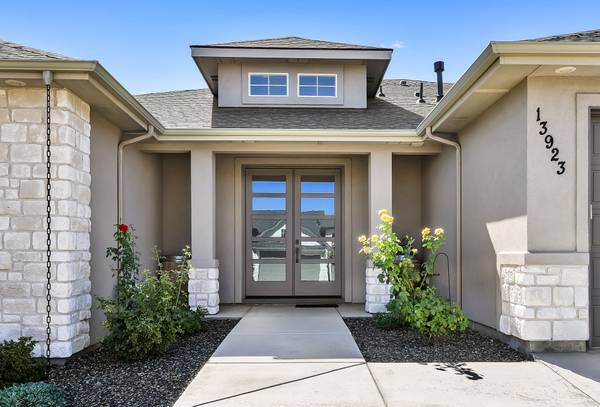 $695,000 / 4br - 2385ft2 - J U S T . H I T . T H E . M A R K E T - $695,000 (Caldwell)63981531882115121