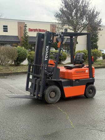 Toyota 10 Forklift - 2500 LB Lift Capacity - Low Hours 1