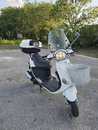 2016 Genuine Buddy 125cc scooter only 100miles Brand new