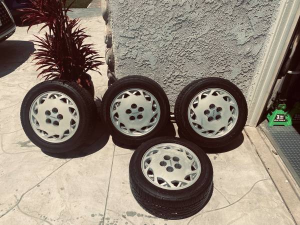 Neumáticos y llantas Toyota Supra 1989 originales de fábrica - $400 (Thousand Oaks)62969129765891120