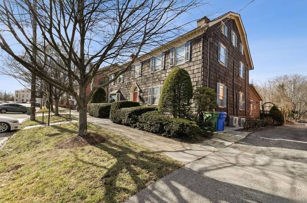 $2,200 / 4br - 4BR in Heart of Goshen – Walk to Village & Track (Goshen)64035736302721123