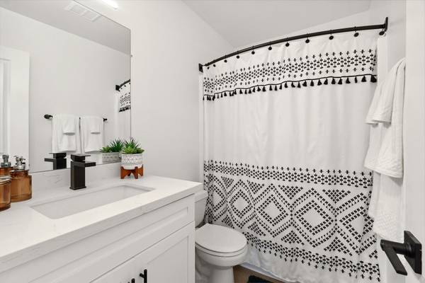 $2,845 / 2 dormitorios - 840 pies² - Cuatro piscinas, solárium, seis centros de lavandería (6363 Beadnell Way, San Diego, CA)63657123730817123