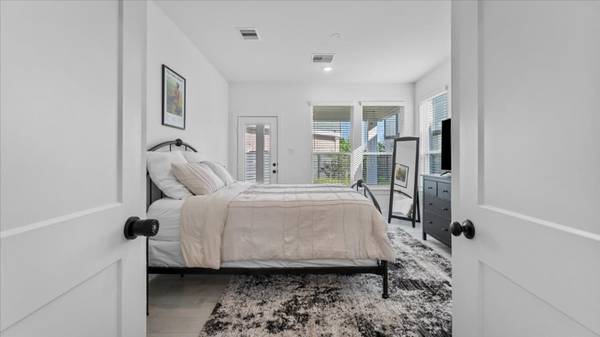 Unit B: Private Room w/Shared Bath & Private Entrance 1