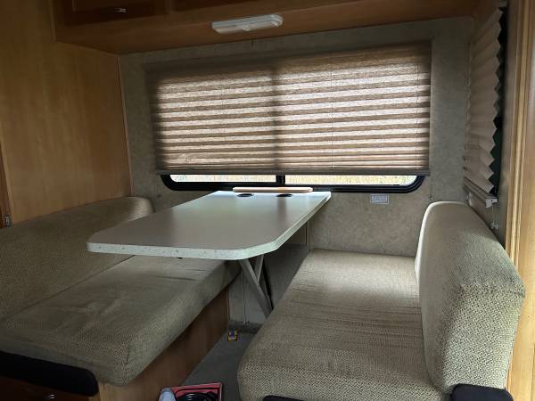 2009 Mercedes 3500 sprinter 24’ one slide out. 1