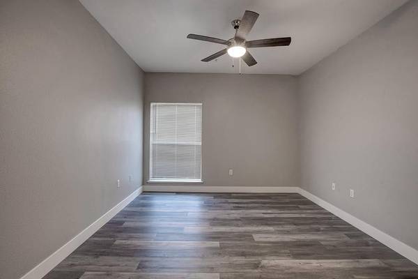 $2,260 / 2br - 932ft2 - Free Weights, Ceiling Fan, Full Sized Washer and Dryer (Pocket-Greenhaven Sacramento)64044194496515124