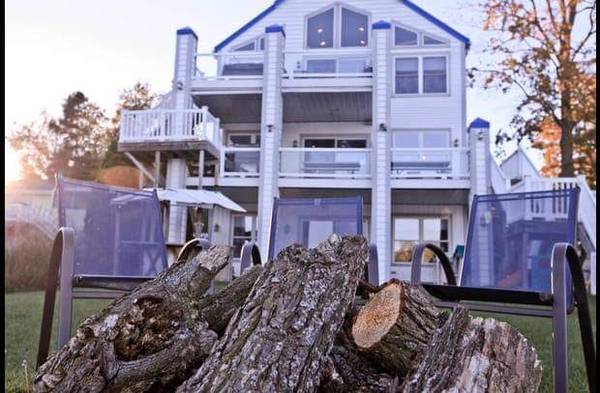 $1,234 / 8br - 4500ft2 - Church Retreat Accommodations for large and small groups (Lakefront near the Grand Rapids, Mi Airport)64180502461569122