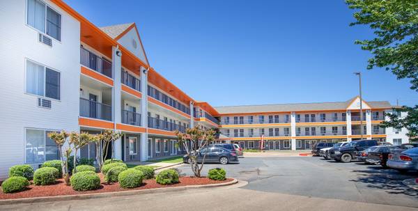 Spacious Large Studios w/Couch, Fully Furnished, No Long Term Lease 1
