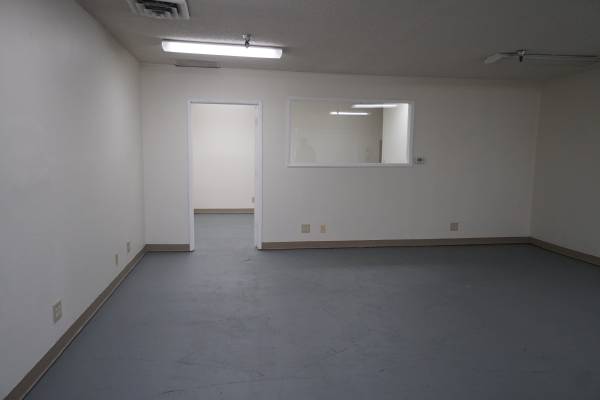 $529 / 705ft2 - Affordable Retail Space on Andresen (Vancouver)63831534369793121