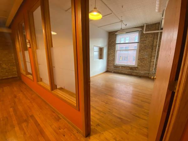 $1,700 / 1200ft2 - Executive suite for two. (warehouse district)64048421964546122