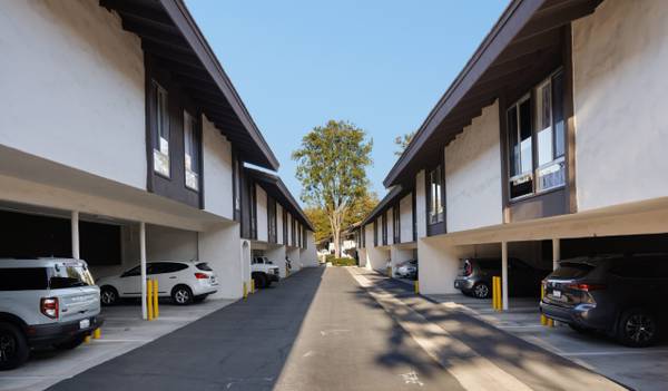 $2,830 / 2br - 988ft2 - Access to Public Transportation, Large Closets, Cable Ready (645 Hampshire Rd, Westlake Village, CA)63668287261697123