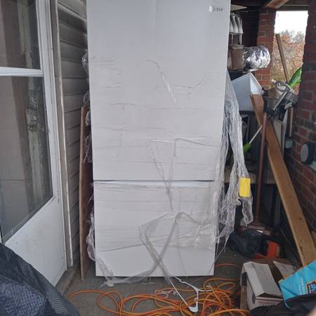 New refrigerator 18.5 cu bottom freezer 1