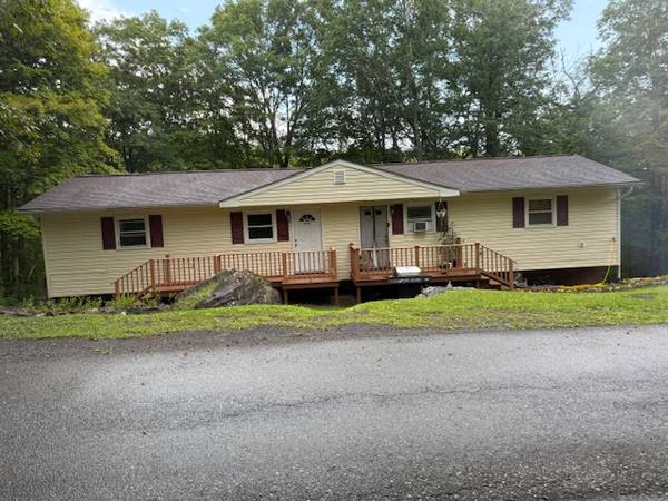 $975 / 1br - 1 bedroom apartment country setting (Marshalls Creek)63951425952514123