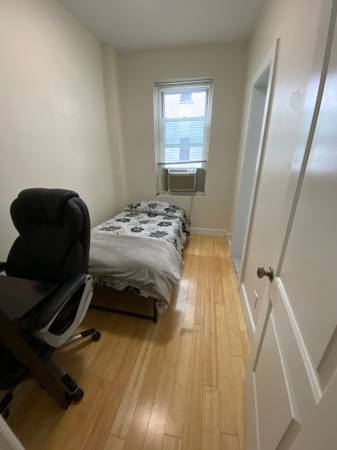 $925 / 60ft2 - Sublet: Small Furnished Bedroom with private 1/2 bath (Prospect Lefferts Gardens)64033633545091122