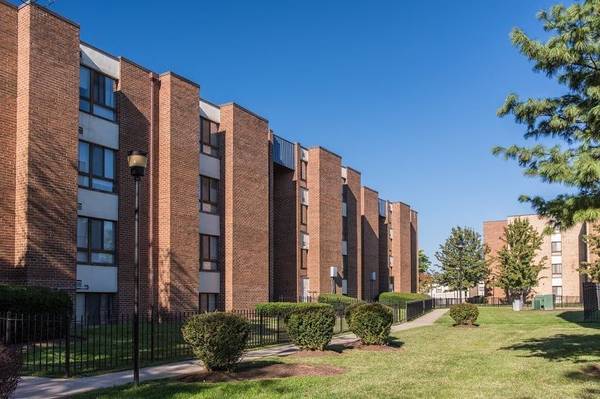 2 BD, Olympic-Size Swimming Pool, On-Site Parking 1